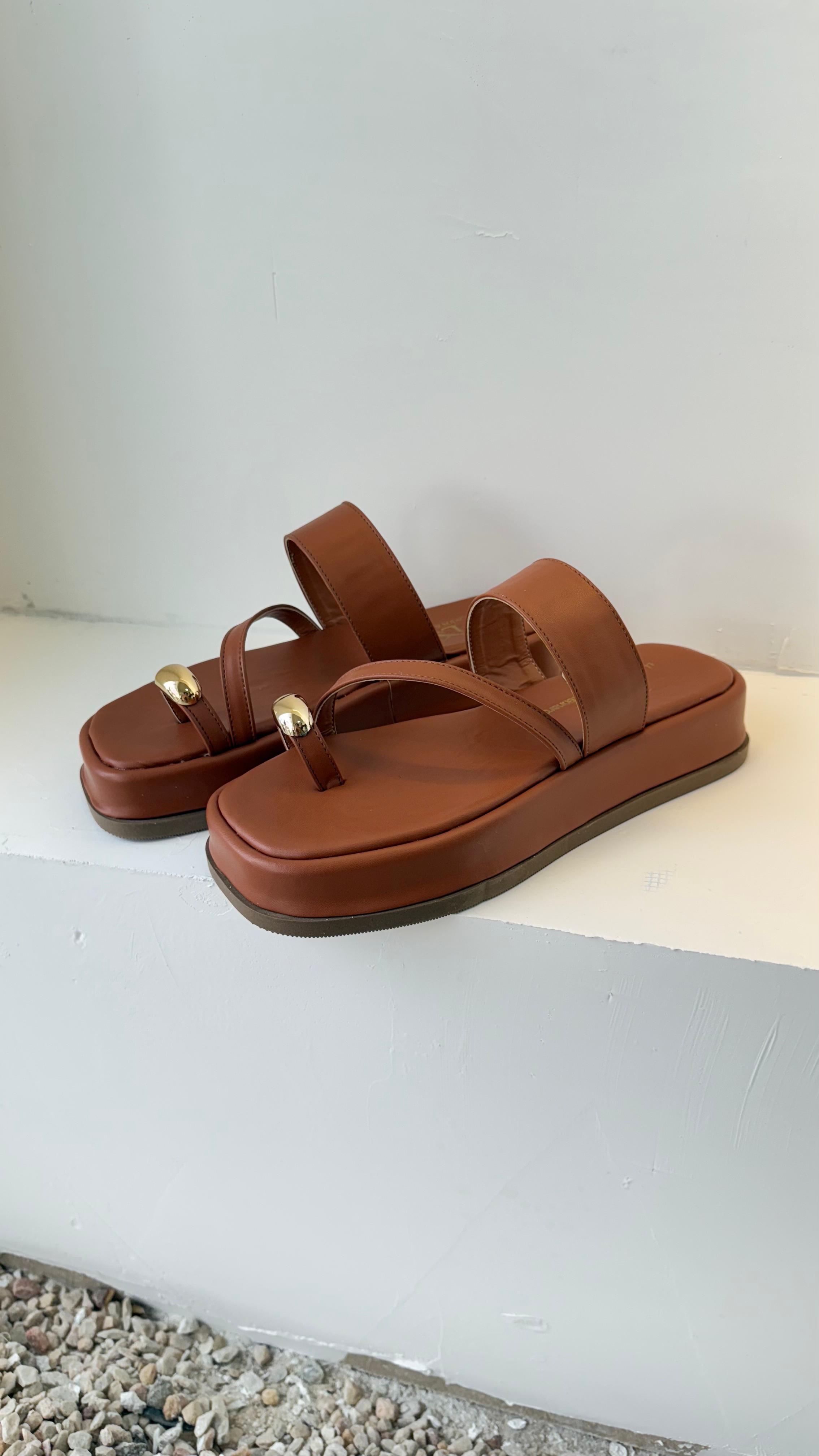 Sandália Flat Marrom com Detalhe Amêndoa